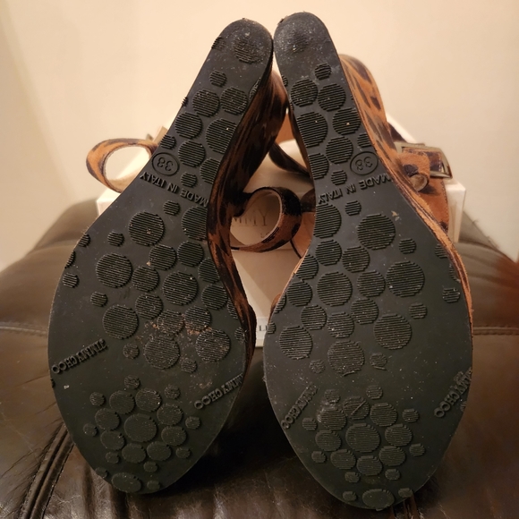 JIMMY CHOO Wedge Sandals PENNY Leperd Black/Gold Size 38 - Picture 5 of 6